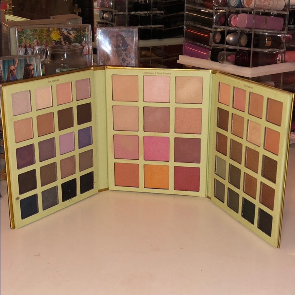 Eyeshadow, blush, bronzer, highlighter palette
